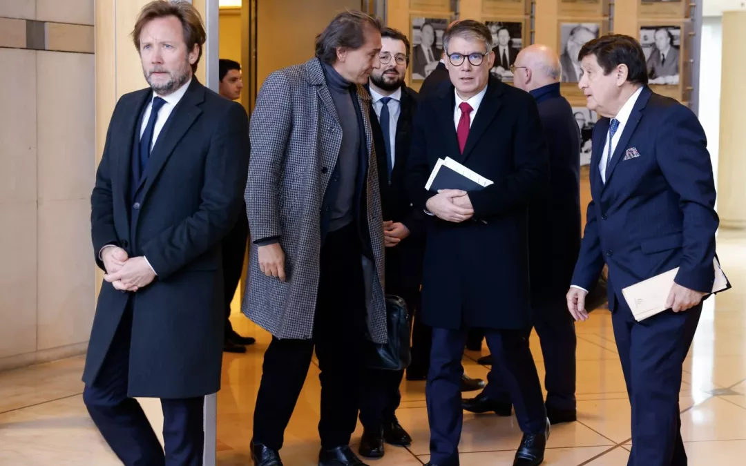 Quand la gauche s’étrangle : Mélenchon, PS et censure, le grand bazar