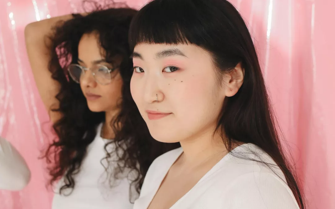 Le luxe décomplexé : comment les Millennials et la Gen Z consomment Chanel et Louis Vuitton