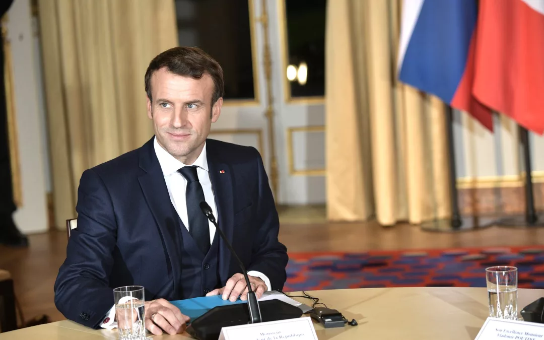 Emmanuel Macron, le stylo en main : mystère et modernité au palais