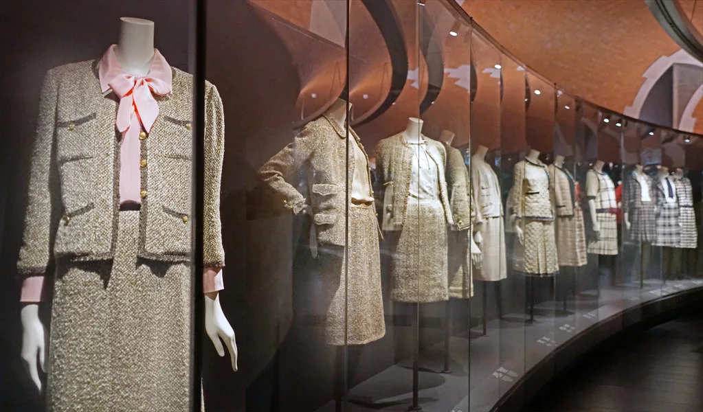 Paris mode 2025 : l’odyssée des expositions incontournables