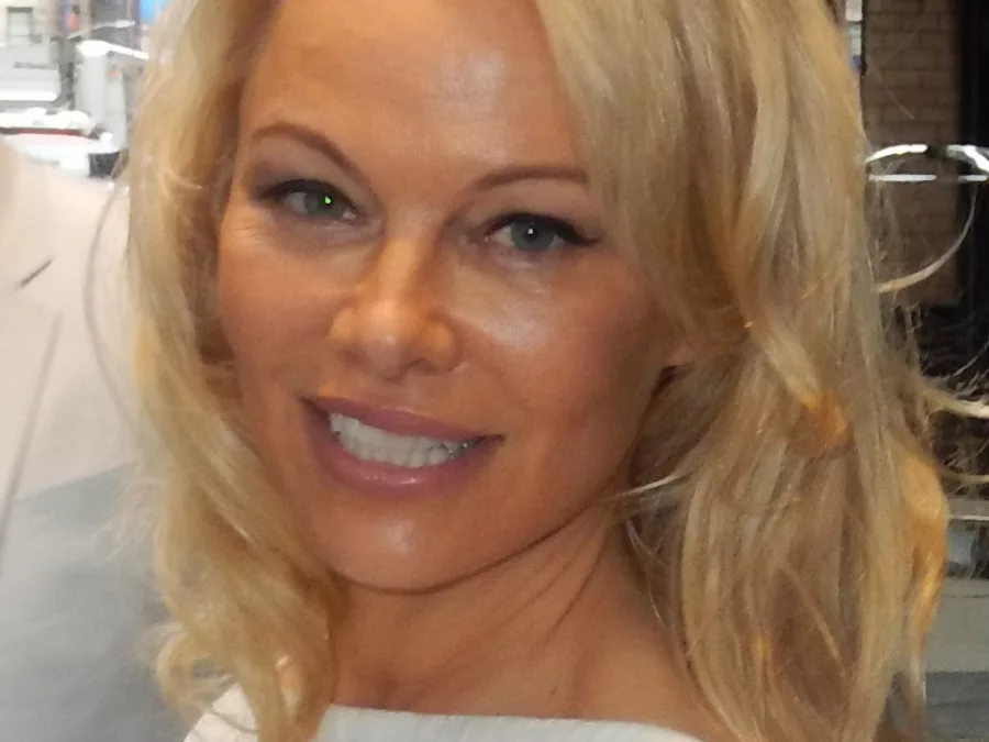 Pamela Anderson illumine Paris : l&rsquo;audace en avant-première