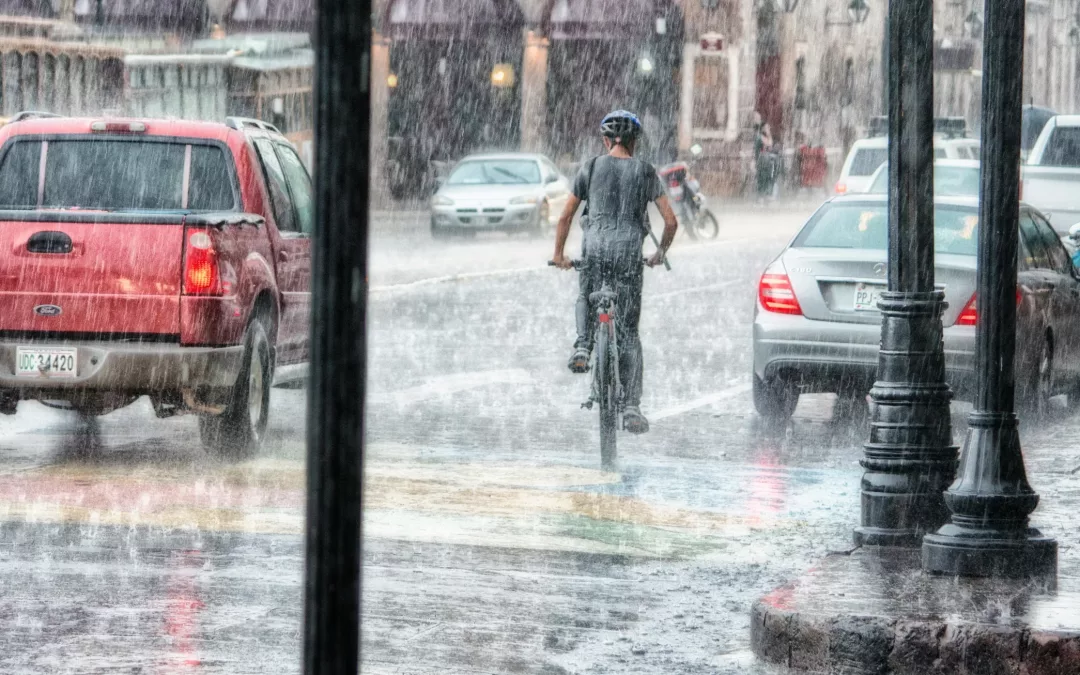 Guide vélo sous la pluie : astuces urbaines parisiennes