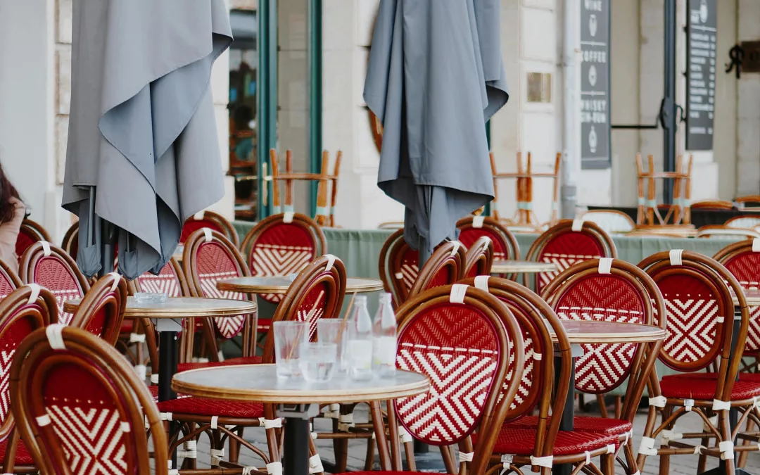Paris s’éveille : terrasses, cafés et cocktails en révolution urbaine
