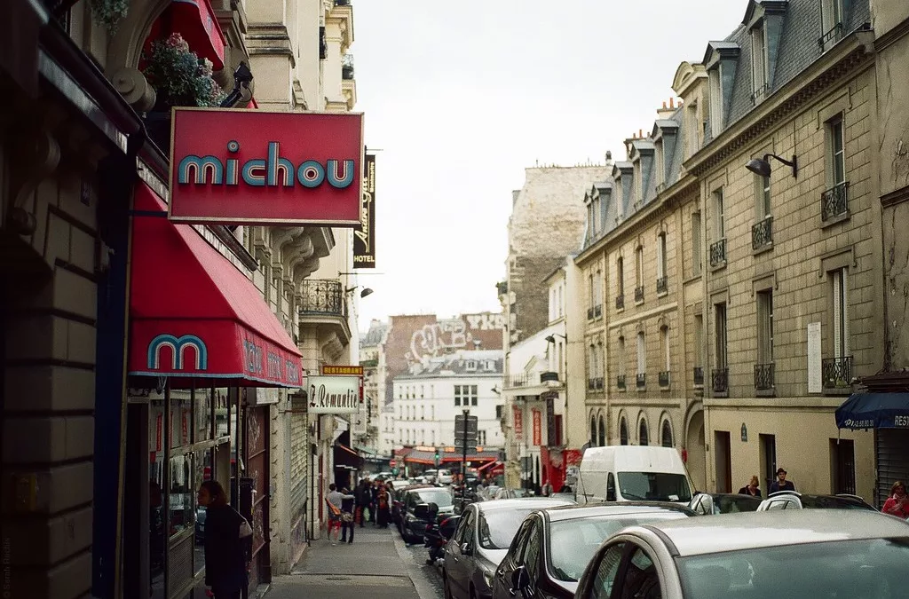 Gad Elmaleh révolutionne « Chez Michou » en temple du stand-up