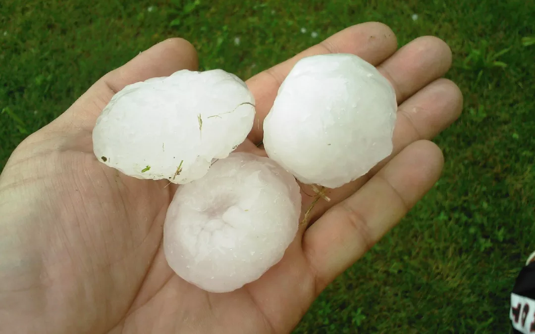 Orage de grêle spectaculaire inonde Paris et perturbe transports