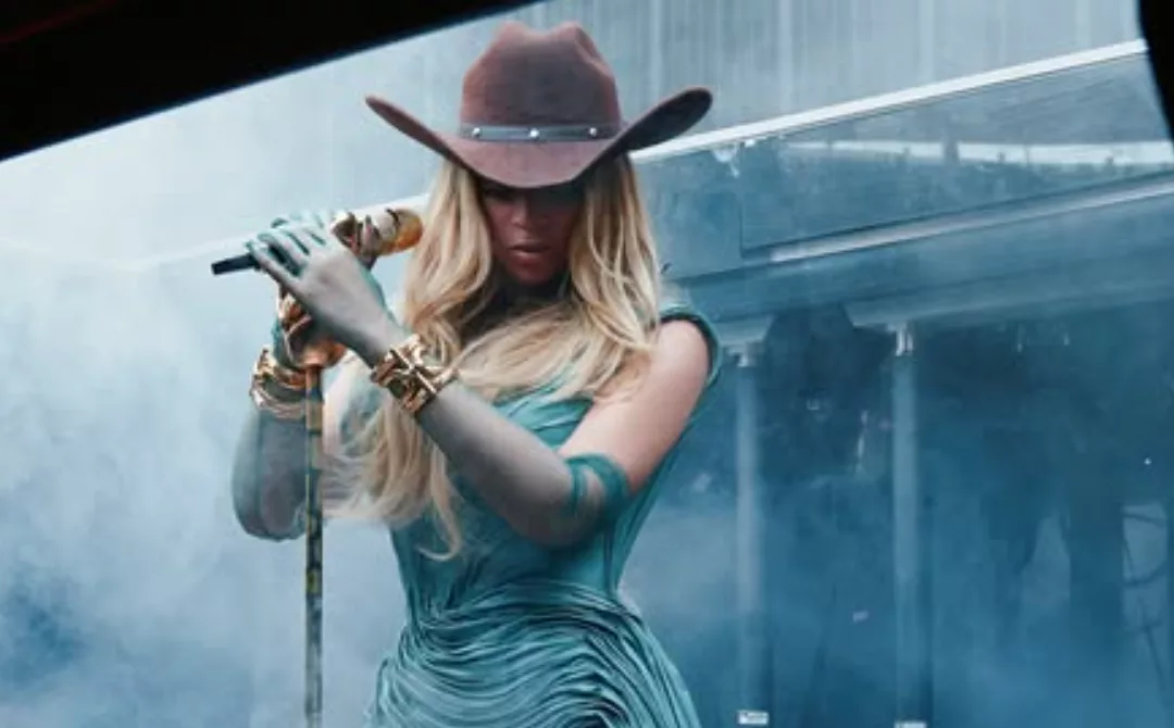 Beyoncé squatte Paris et claque un front row chez Vuitton