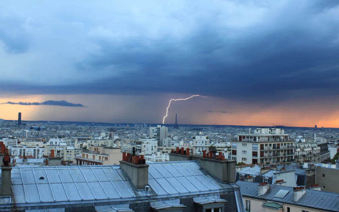 Orage violent à Paris : quand la capitale se prend pour une jungle tropicale mal lunée