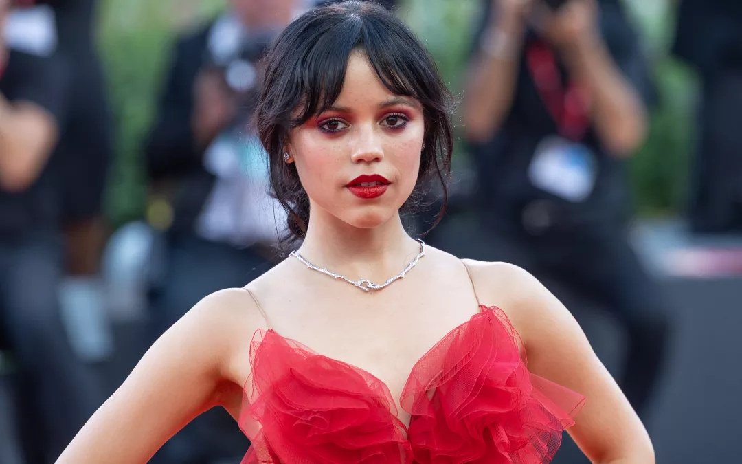 Jenna Ortega crame Paris avec son club mortel pendant l’été