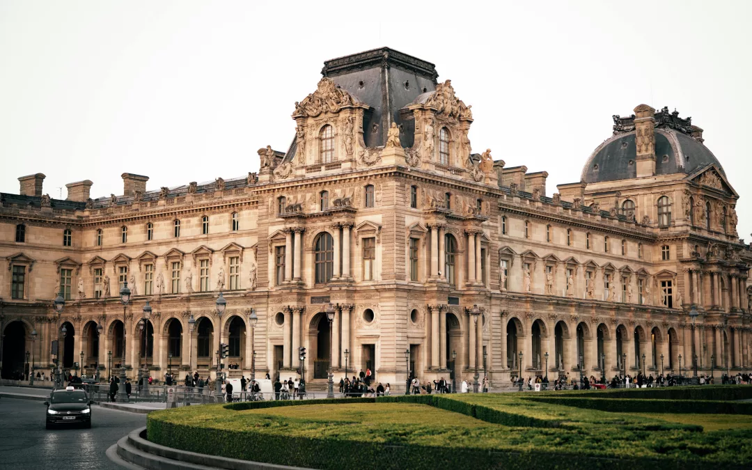 L’Opéra parisien, miroir doré et champ de bataille moderne