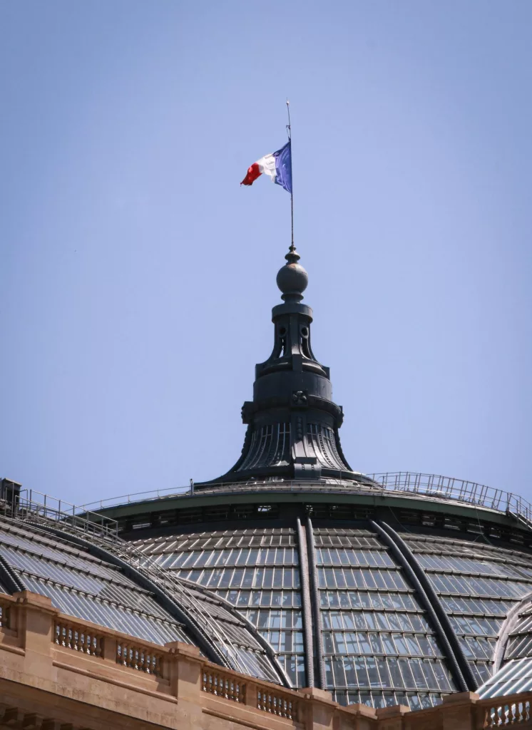 Image actuelle : Dôme du Grand Palais à Paris avec drapeau français