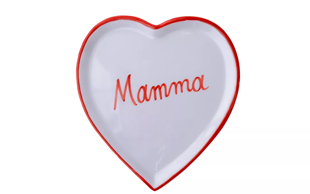 Assiette en céramique blanche en forme de cœur, peinte à la main avec le mot « Mamma » en rouge, dans un style artisanal méditerranéen.