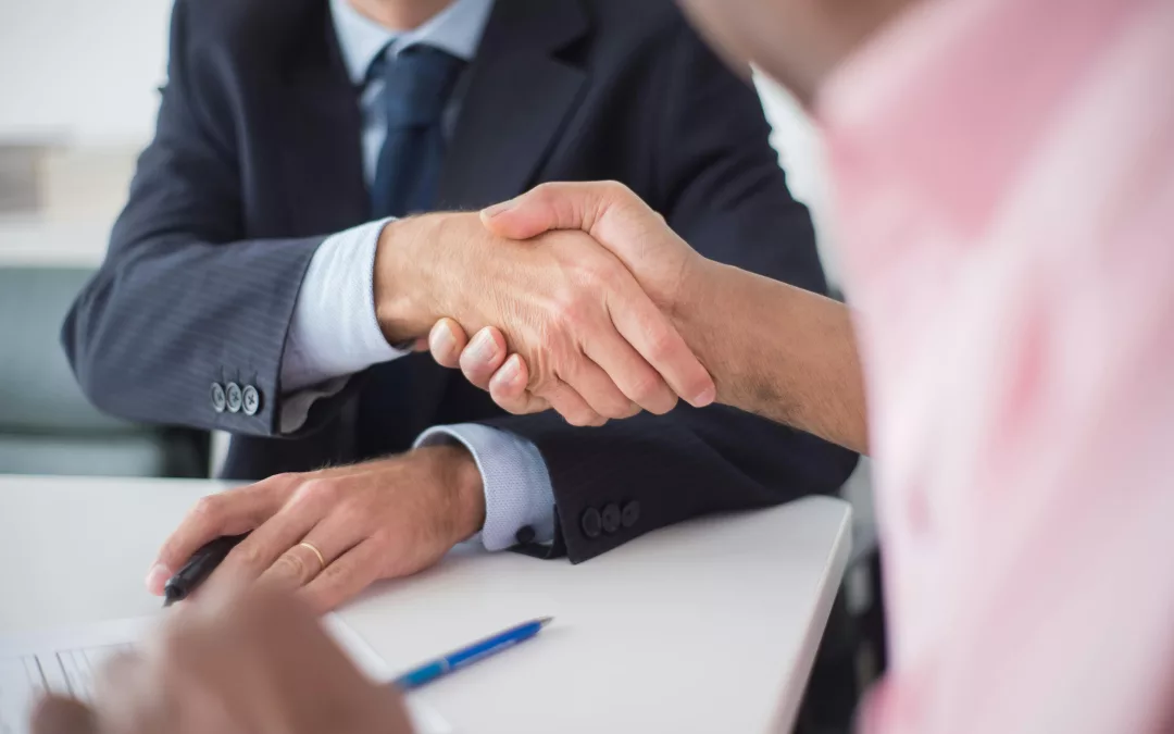 Poignée de main entre deux entrepreneurs lors d’un partenariat professionnel