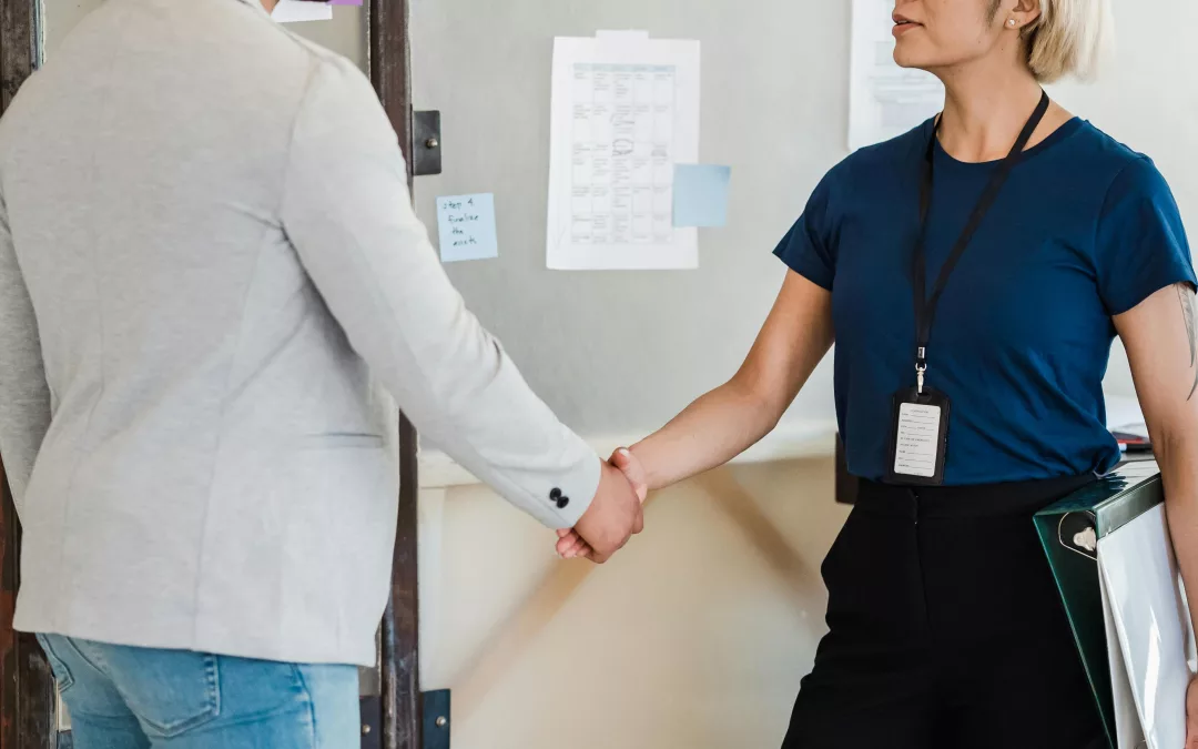 Deux collègues se serrant la main lors d’une rencontre professionnelle dans un bureau créatif à Paris