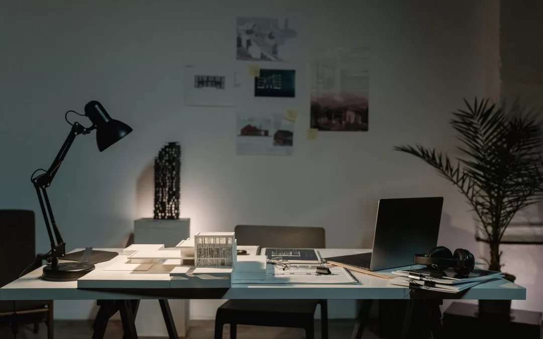 Bureau de travail avec ordinateur portable, symbolisant la créativité et les logiciels libres.