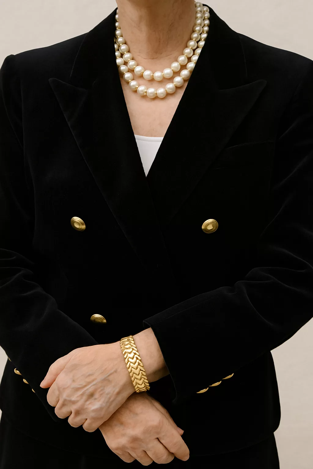 Tenue élégante, accessoires raffinés et ambiance mondaine rappelant l’univers de Nadine de Rothschild.